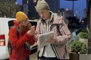 متزلج نرويجي يسلم عريضة "تزلج بلا أحافير" لمطالبة اللجنة الأولمبية الدولية بوقف رعاية شركات الوقود الأحفوري، في ميلانو.