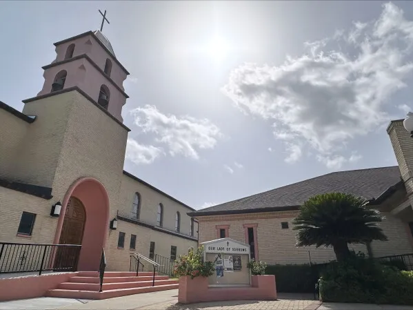 كنيسة Our Lady of Sorrows في مكالين بتكساس تحت أشعة الشمس، مكان قصة الراهبة ليتيشيا أوغبواجا وقضيتها القانونية ضد الترحيل.