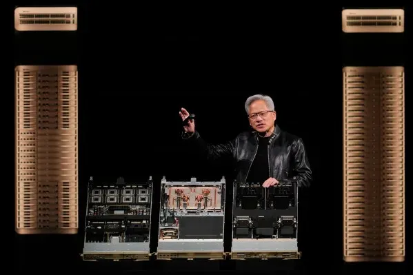 جنسون هوانغ، الرئيس التنفيذي لشركة إنفيديا، يتحدث عن مستقبل الذكاء الاصطناعي ويعرض معالجات الشركة في مؤتمر بسان خوسيه.