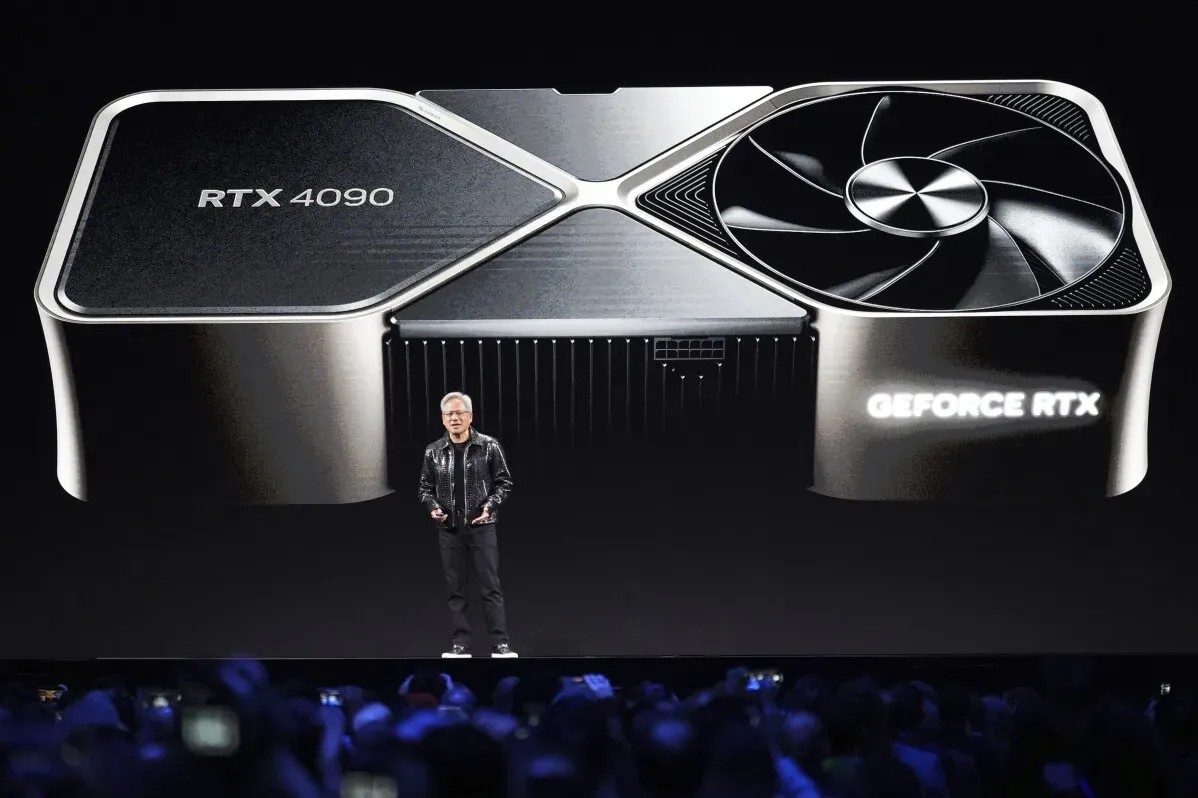 عرض لجهاز RTX 4090 من إنفيديا خلال مؤتمر، مع مؤسس الشركة جينسن هوانج يتحدث عن الابتكارات في الذكاء الاصطناعي.
