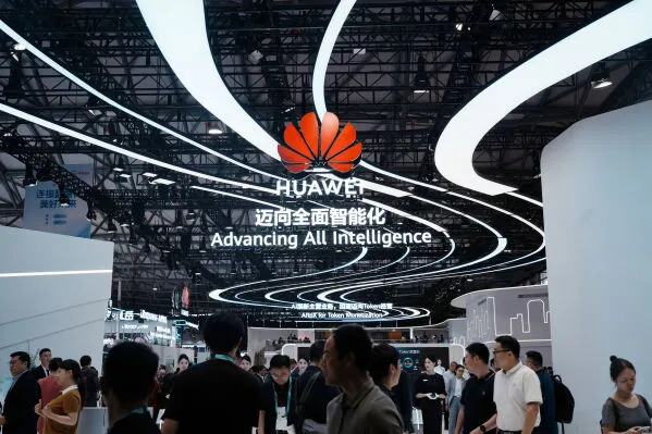 معرض لشركة Huawei يعرض شعارها وعبارة "Advancing All Intelligence" وسط حضور كبير، مع التركيز على ريادتها في رقائق الذكاء الاصطناعي الصينية.