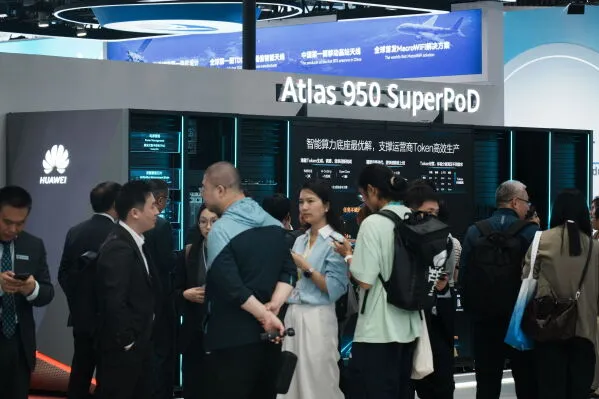 زوار معرض تقني أمام جناح Huawei يعرض منصة Atlas 950 SuperPOD للحوسبة المتقدمة في مجال الذكاء الاصطناعي بالصين.