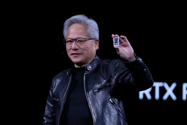Jensen Huang يعرض شريحة RTX في حدث رسمي، مع التركيز على الابتكار في الذكاء الاصطناعي ودوره في تعزيز الصناعة الأمريكية.