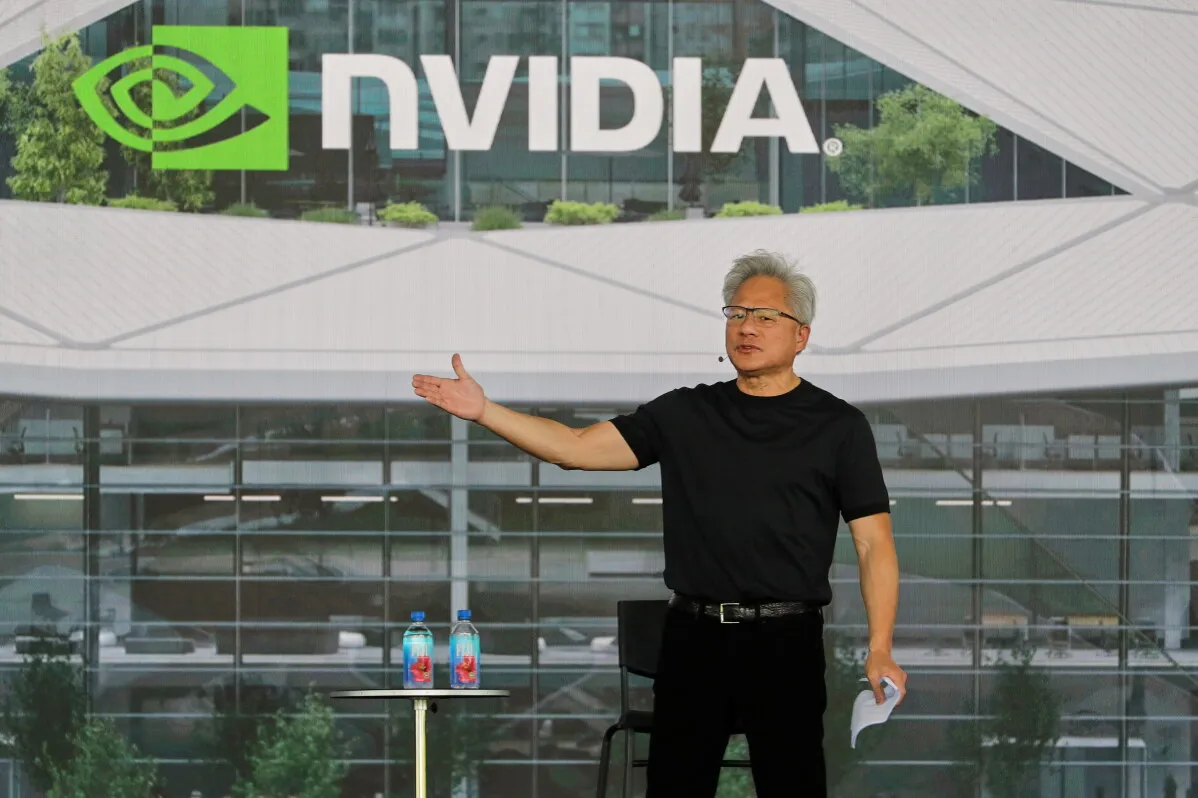 Jensen Huang يتحدث أمام شعار شركة Nvidia في مصنع شيرمان بولاية تكساس، حيث يتم إنتاج مادة أساسية لليزرات المستخدمة في نقل البيانات.
