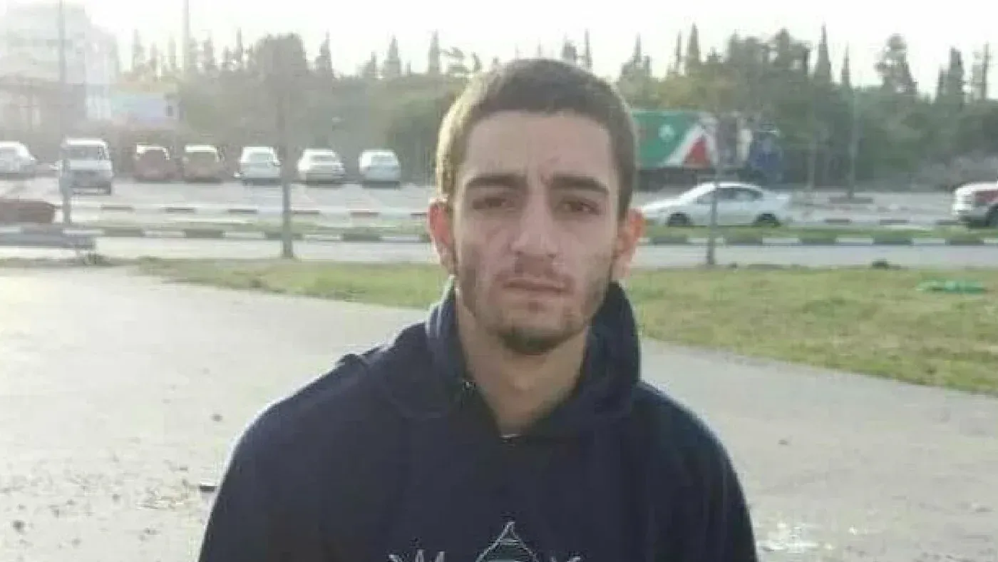 شاب فلسطيني يُدعى شريف حديد، 27 عامًا، يظهر في صورة، وقد قُتل برصاص جندي إسرائيلي بعد خلاف على الطريق بالقرب من حيفا.