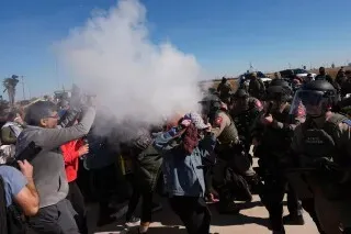 تظاهرة حاشدة خارج مركز احتجاز في تكساس، حيث استخدمت الشرطة مهيجات كيميائية لتفريق المحتجين الذين يطالبون بإطلاق سراح الأطفال المحتجزين.