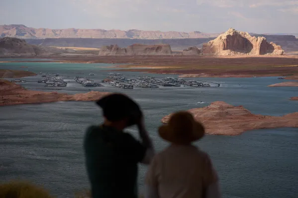 منظر لنهر Colorado ومستوى مياهه المنخفض عند سد Glen Canyon في أريزونا، يعكس ضغوط نقص المياه وتأثيرها على توليد الكهرباء وحماية الأنواع المهددة.