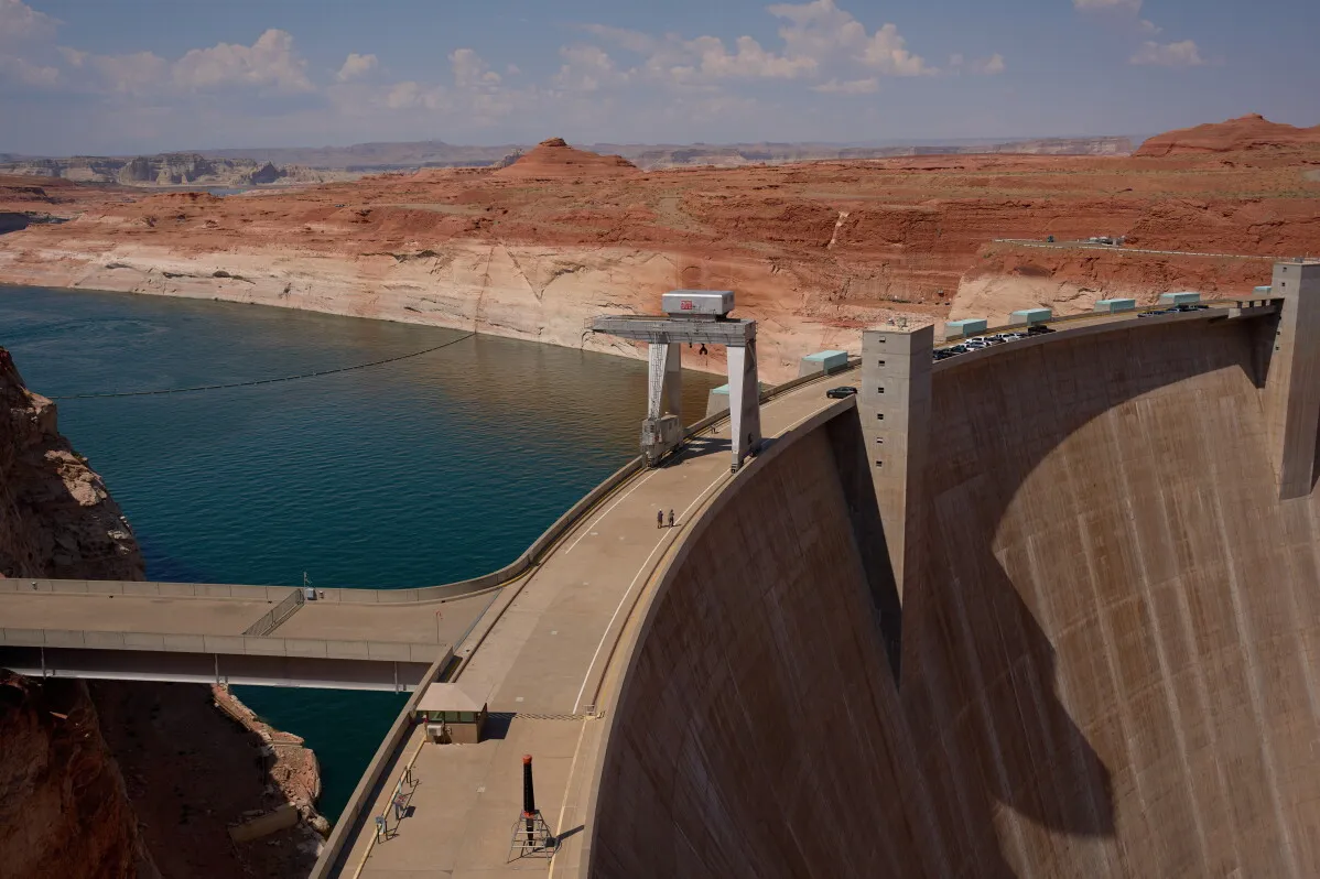 سد Glen Canyon في ولاية أريزونا مع انخفاض منسوب المياه، يعكس التحديات في إدارة نهر Colorado بين حماية البيئة وتوليد الكهرباء المائية.