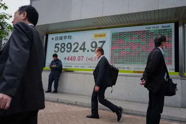 مؤشر نيكاي 225 في طوكيو يظهر ارتفاعًا بنسبة 1% إلى 58924.97 نقطة، مع وجود متداولين في الخلفية، مما يعكس تحسن الأسواق الآسيوية.
