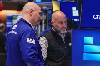 متداولان في بورصة وول ستريت يتابعان تحركات السوق وسط ارتفاع أسعار النفط وتوترات الهدنة الأمريكية-الإيرانية.