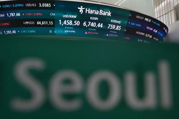 شاشة تداولات سوق الأسهم في سيول تعرض مؤشرات الأسواق الآسيوية وسط تقلبات بعد تهدئة مؤقتة بين الولايات المتحدة وإيران.