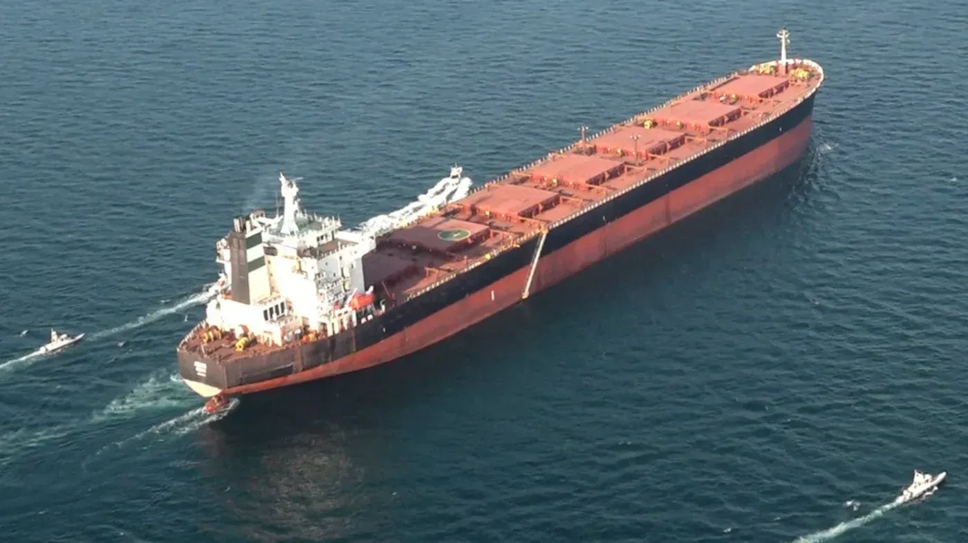 سفينة ناقلة نفط كبيرة تبحر في البحر الأحمر، في طريقها إلى ميناء ينبع السعودي لالتقاط النفط الخام بعد إغلاق مضيق هرمز.