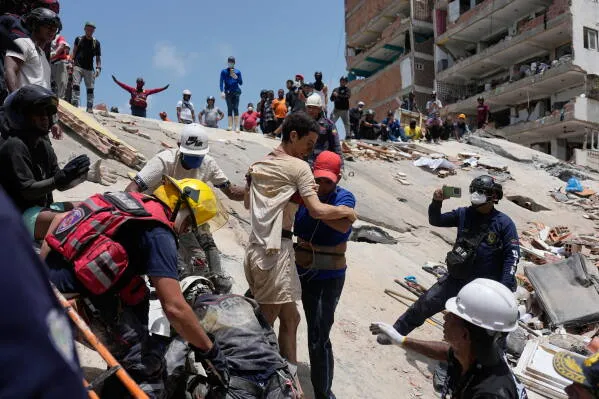 جهود الإنقاذ مستمرة في فنزويلا بعد الزلزال المدمر، حيث يظهر رجال الإنقاذ وهم يساعدون شخصًا مصابًا بين أنقاض المباني المنهارة.