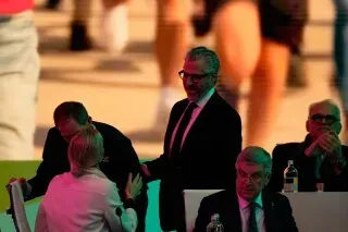 رئيس أولمبياد لوس أنجلوس 2028 كيسي واسرمان يتحدث مع رئيسة اللجنة الأولمبية الدولية كيرستي كوفنتري خلال مؤتمر صحفي في ميلانو.