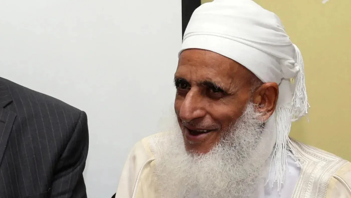 مفتي سلطنة عمان، الشيخ أحمد بن حمد الخليلي، يتحدث مبتسمًا، مشيرًا إلى أهمية التسامح والعلاقات الودية بين الهند وباكستان.