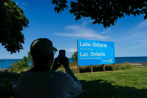 لافتة ضخمة على شاطئ بحيرة أونتاريو في كندا مكتوب عليها "Lake Ontario الآن وإلى الأبد" بالإنجليزية والفرنسية، تعبيراً عن التحدي السياسي.