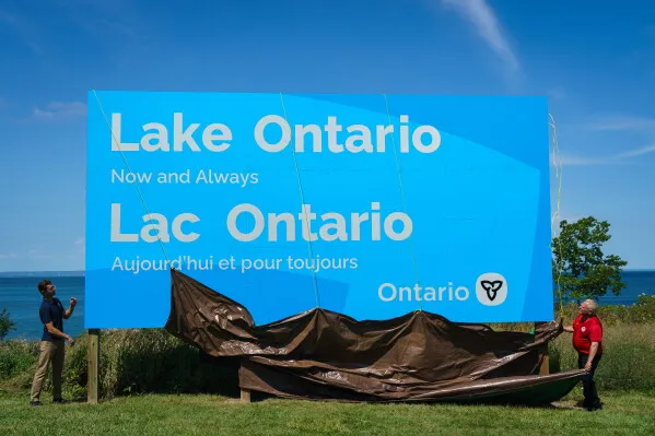 لافتة ضخمة على شاطئ بحيرة أونتاريو في كندا مكتوب عليها "Lake Ontario الآن وإلى الأبد" بالإنجليزية والفرنسية، تعبيراً عن التمسك بالاسم الأصلي ضد محاولة ترامب تغييره.