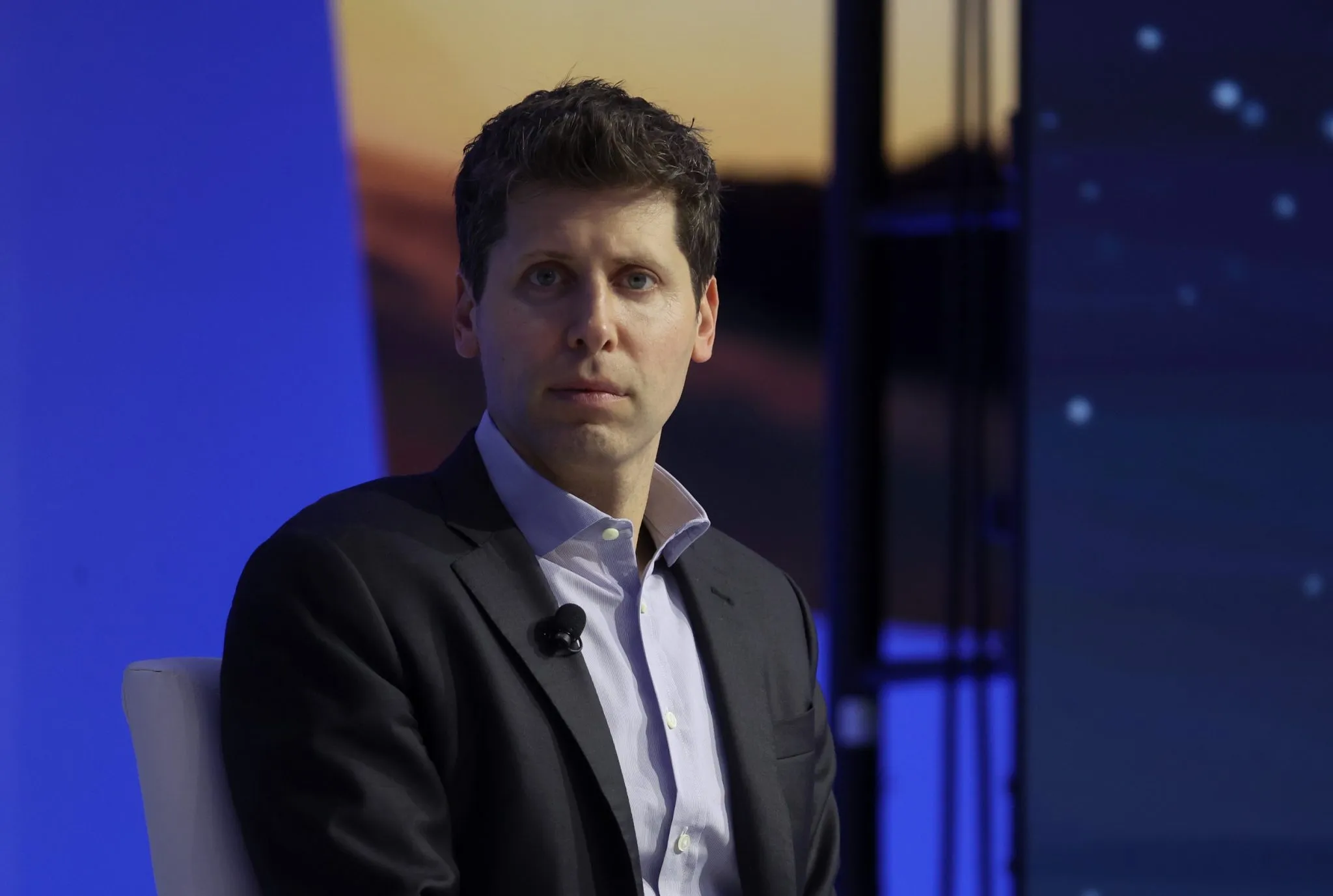 سام ألتمان، الرئيس التنفيذي لـOpenAI، خلال مؤتمر سنوي يتحدث عن تحديات ومخاطر الذكاء الاصطناعي وسط دعوى قانونية ضد الشركة.