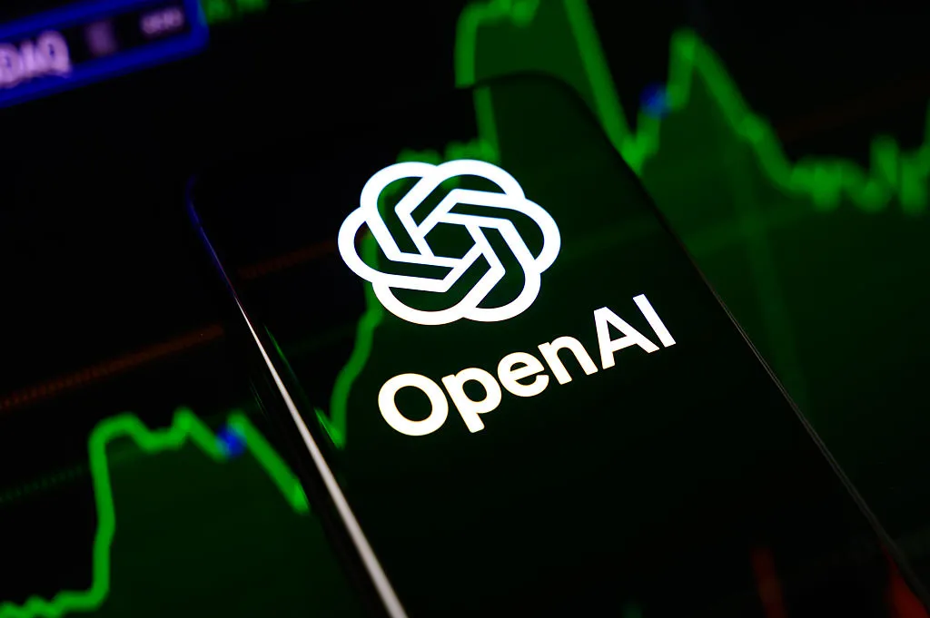 شعار OpenAI على شاشة هاتف ذكي مع خلفية بيانية خضراء، يرمز لتحديثات أمان برمجيات Codex السحابية.