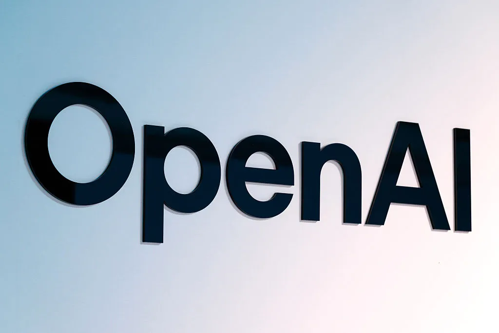 شعار شركة OpenAI على جدار أبيض، يعكس تركيز المقال على نماذج الذكاء الاصطناعي GPT-6.1 Sol الجديدة وتطوراتها في البرمجة والسلامة.