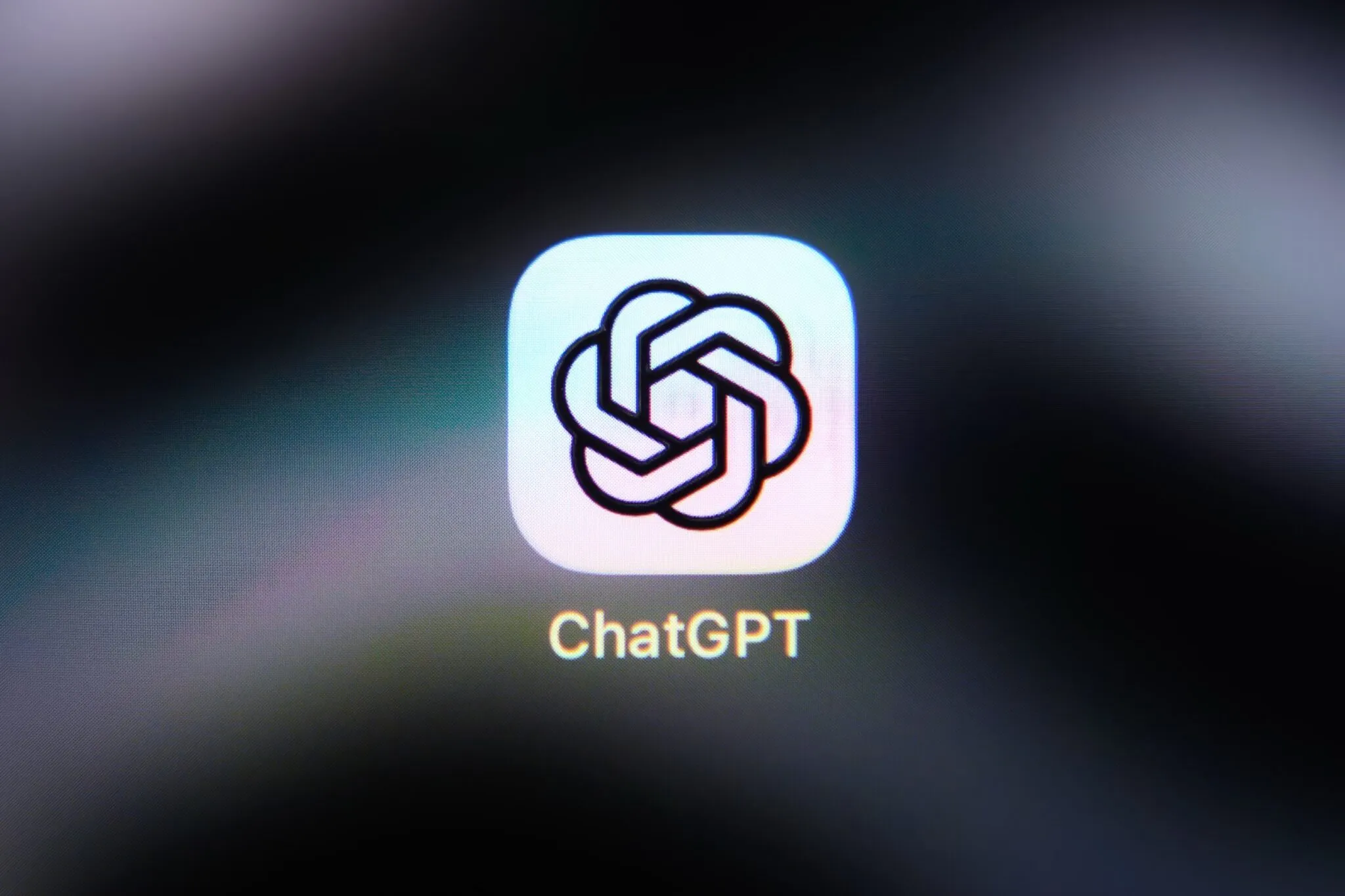 شعار تطبيق ChatGPT على شاشة هاتف ذكي مع خلفية ضبابية، يعكس موضوع العلامة المائية النصية لكشف محتوى الذكاء الاصطناعي.