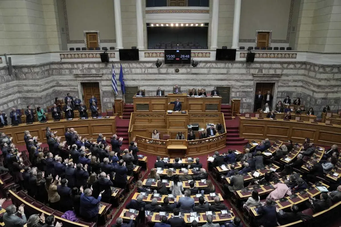 جلسة البرلمان اليوناني حيث يواجه رئيس الحكومة اقتراحاً باللوم من أحزاب المعارضة بعد كارثة السكك الحديدية.