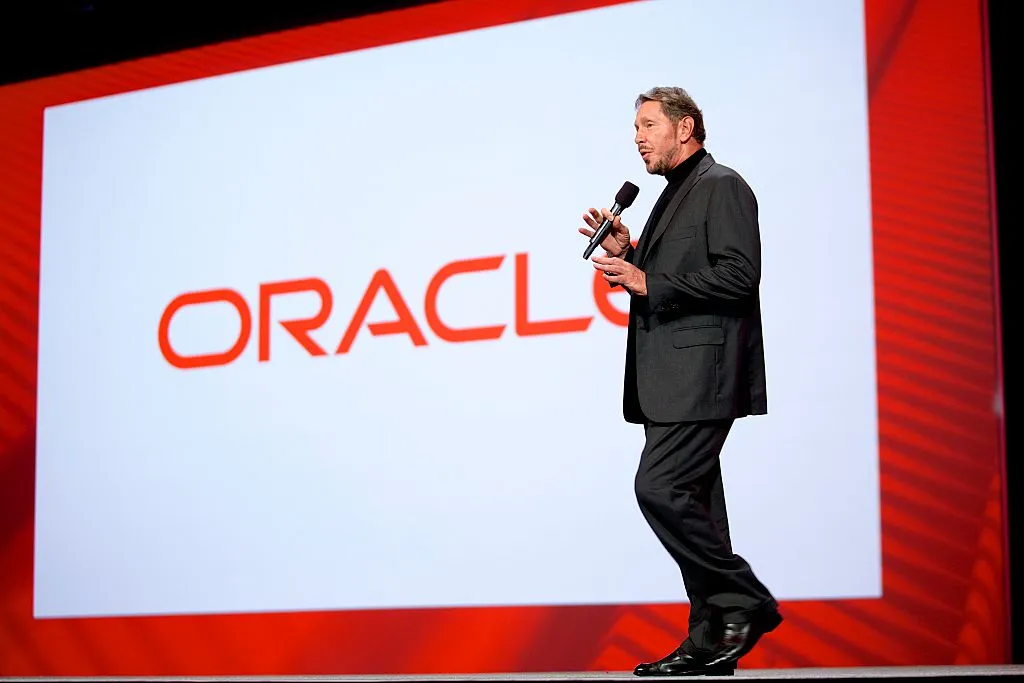 رجل يتحدث على خشبة المسرح أمام شعار شركة Oracle، في سياق مناقشة مشروع جوبيتر لمراكز بيانات الذكاء الاصطناعي في نيومكسيكو.