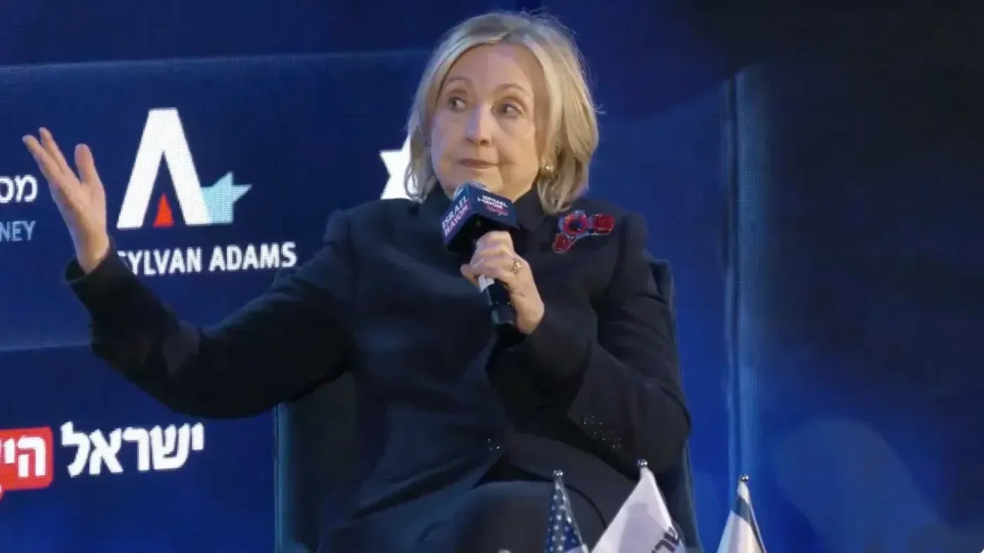 تصريحات هيلاري كلينتون في قمة إسرائيل هايوم حول الحرب في غزة، حيث تتحدث عن العلاقات العامة لإسرائيل وتأثير وسائل التواصل الاجتماعي.