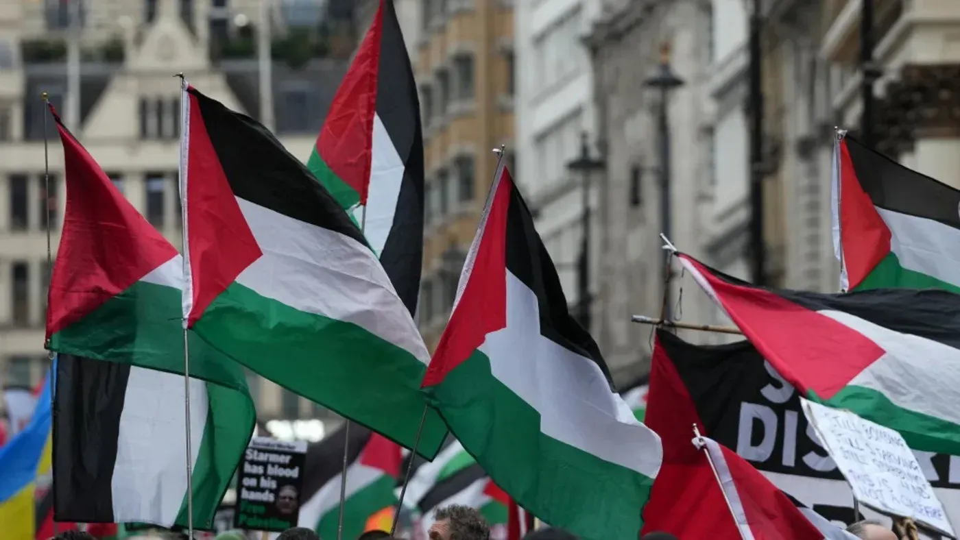 أعلام فلسطينية تتطاير في مسيرة دعم حقوق الشعب الفلسطيني، تعبيرًا عن التضامن مع القضية الفلسطينية والمطالبة بالعدالة.