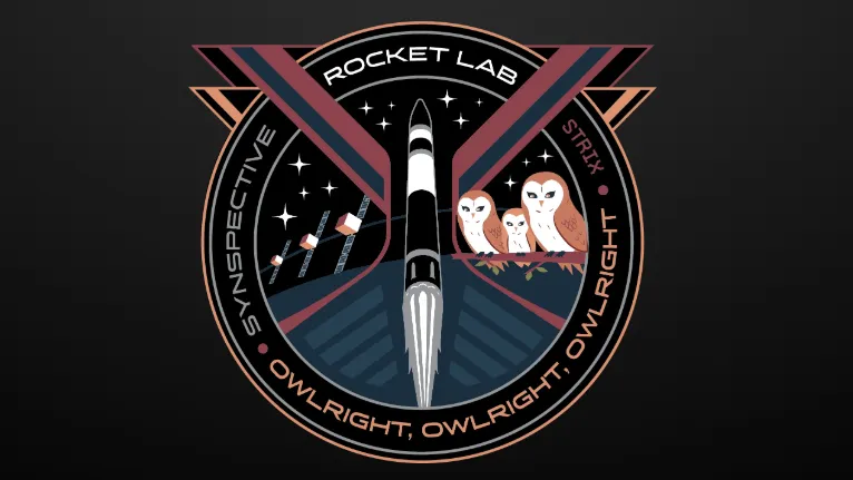شعار مهمة إطلاق صاروخ إلكترون من Rocket Lab يحمل قمر Strix الثالث عشر، مع رسومات لصاروخ وبوم يرمزان إلى تقنية الرادار الفضائي لمراقبة الأرض.