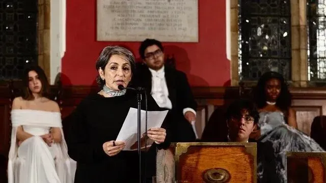 سوزان أبو الهوى تلقي خطابًا في اتحاد أكسفورد، حيث تركز على قضايا حقوق الفلسطينيين وتواجه ضغوطًا من أمناء الاتحاد.