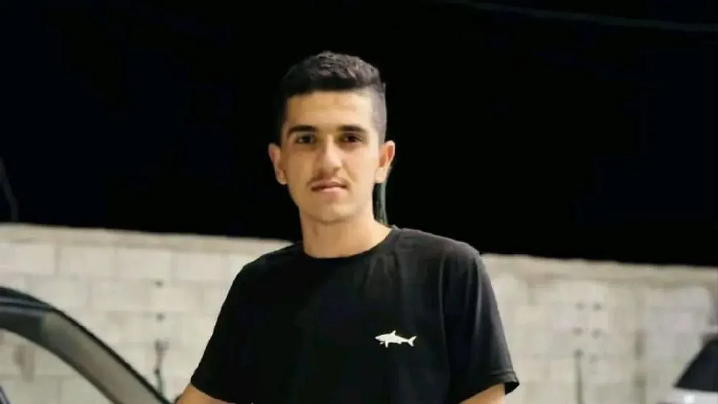 شاب فلسطيني يقف مبتسمًا أمام سيارة، في خلفية غير واضحة، تعكس الأجواء الاجتماعية في مدينة طوباس.