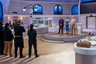 بادما لاكشمي مع الحكام الآخرين في برنامج "كأس أمريكا للطهي"، حيث يتنافس 16 طاهياً بارزاً في تحديات طهي عالية المستوى.