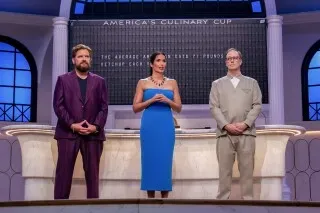 بادما لاكشمي تستعرض أناقتها في فستان أزرق أثناء تقديم برنامج "كأس أمريكا للطهي"، مع الحكام مايكل سيماروستي وويلي دوفرين.