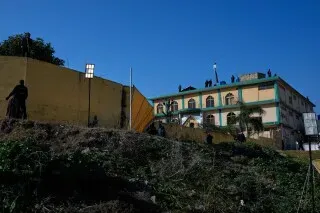 قوات الأمن الباكستانية تداهم موقعًا في إسلام آباد، حيث تم اعتقال مشتبه بهم في تفجير انتحاري استهدف مسجدًا للشيعة.