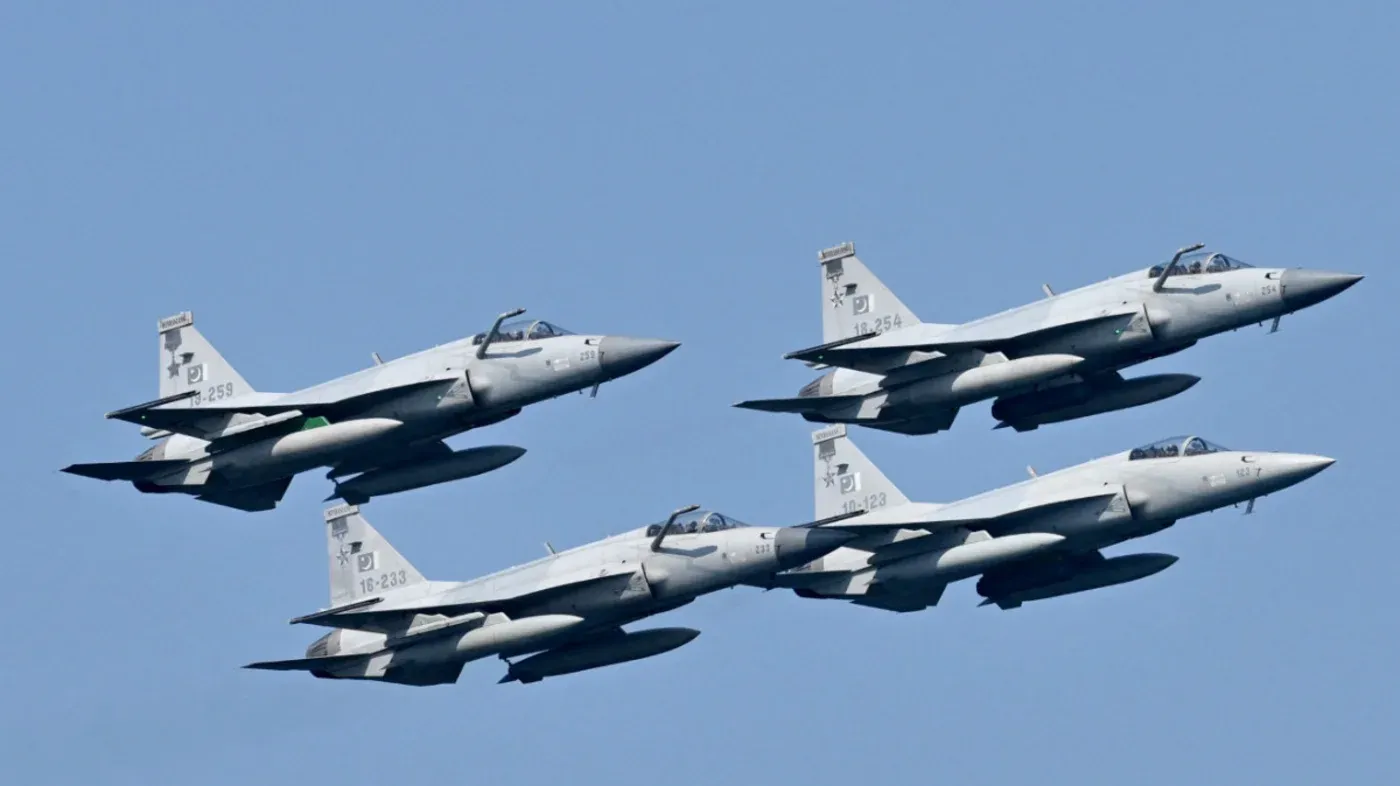 سرب من أربع طائرات مقاتلة من طراز JF-17 تحلق في السماء، تعكس التعاون العسكري بين باكستان والسعودية في إطار اتفاقية الدفاع المشترك.