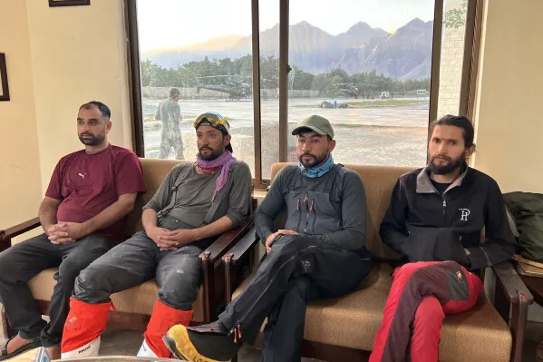 أعضاء فريق الإنقاذ في غيلغيت-بالتستان يجلسون استعدادًا لعمليات البحث عن رفات المتسلقين في جبل Broad Peak شمال باكستان.