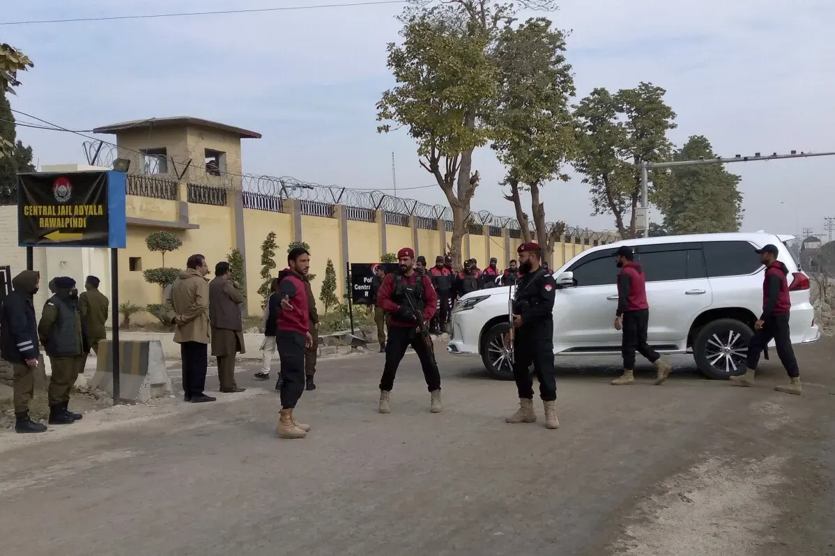 حراس أمن أمام سجن أديالا في روالبندي، حيث تم الحكم على عمران خان وزوجته بالسجن 14 عامًا بتهم فساد.