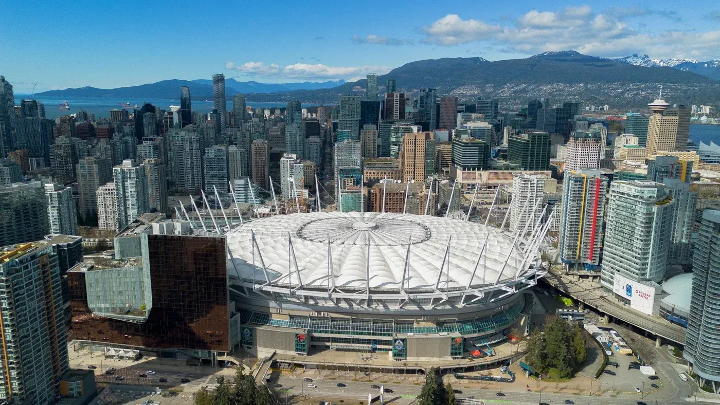 استاد BC Place في فانكوفر، محاط بناطحات السحاب، يستضيف مؤتمر FIFA في أبريل، وسط جدل حول قضايا كرة القدم في الضفة الغربية.