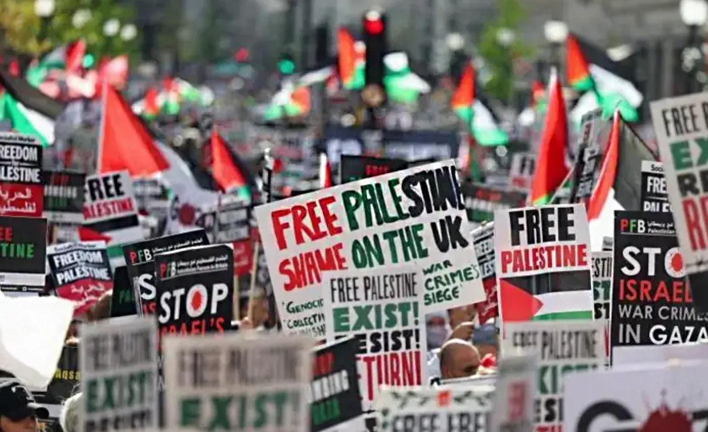 أخبار عاجلة عن إدانة ناشطين بارزين في المملكة المتحدة بتهمة خرق قيود الاحتجاجات الداعمة لفلسطين بعد اعتقالهما خلال مسيرة.