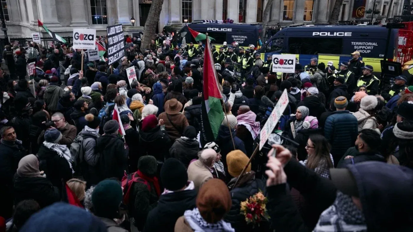 حشود كبيرة تتظاهر في لندن لدعم فلسطين، مع شعارات وبرفقتها قوات الشرطة، في سياق مظاهرة شهدت اعتقالات.