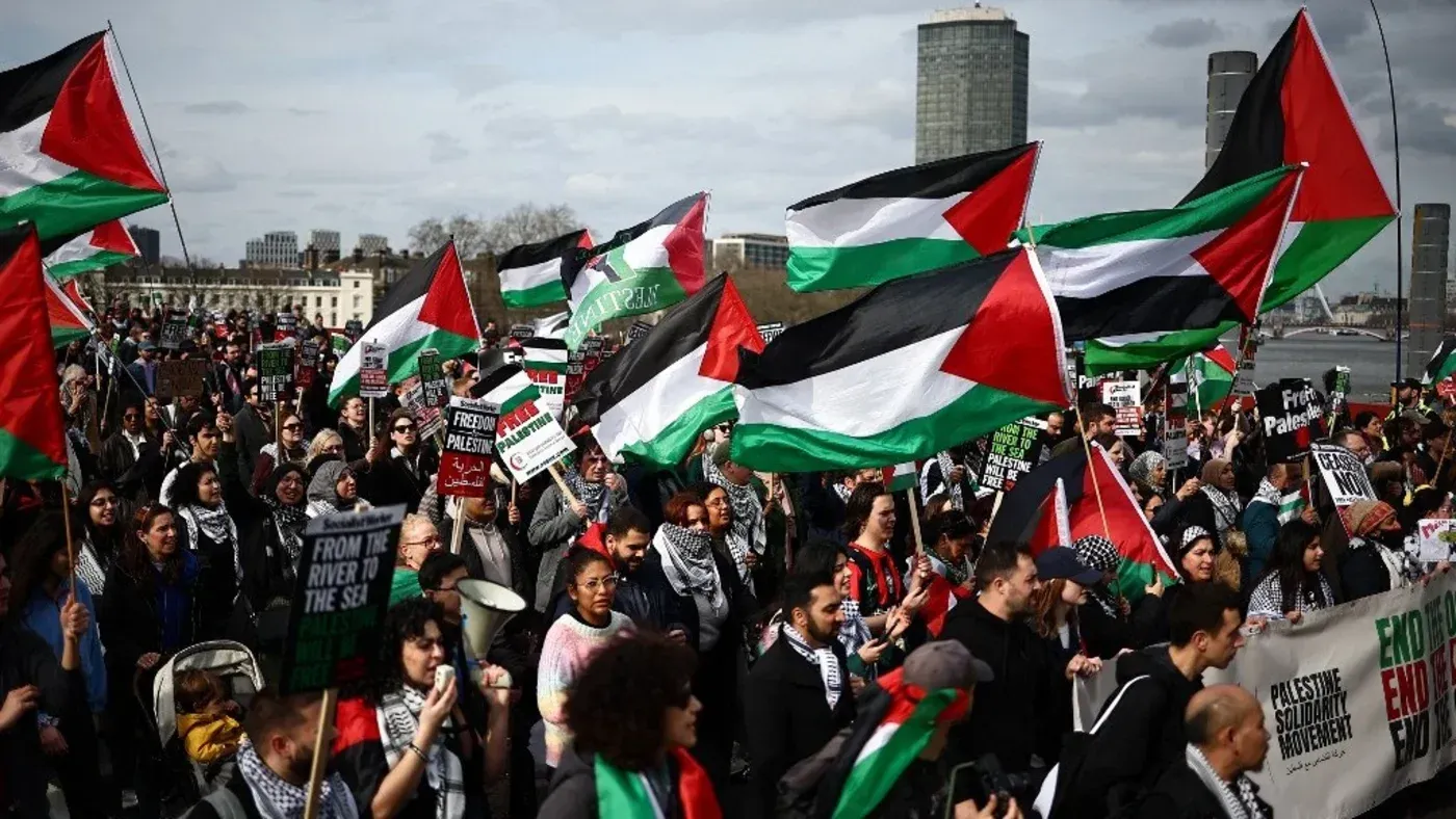مظاهرة حاشدة في لندن مؤيدة لفلسطين، حيث يرفع المتظاهرون الأعلام الفلسطينية واللافتات، تعبيرًا عن التضامن والمطالبة بالحقوق.