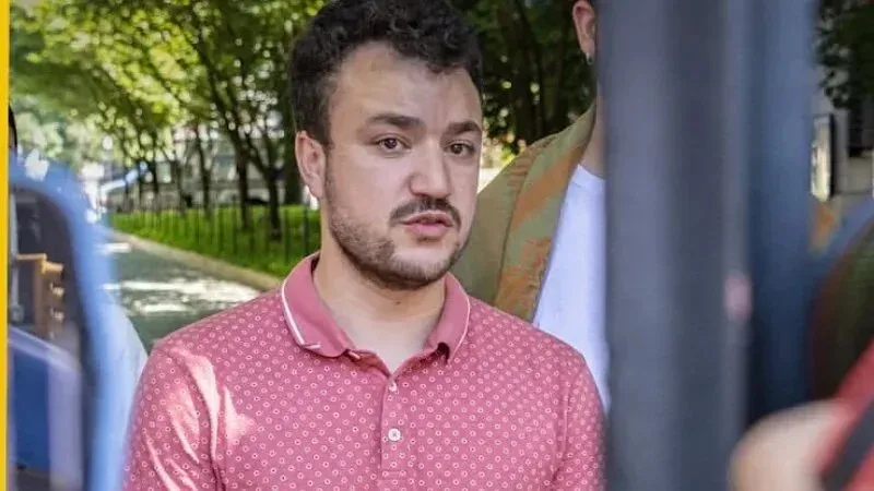 محمود خليل، الناشط المؤيد لفلسطين، يظهر في صورة أثناء احتجاجات جامعة كولومبيا بعد اعتقاله من قبل إدارة الهجرة الأمريكية.