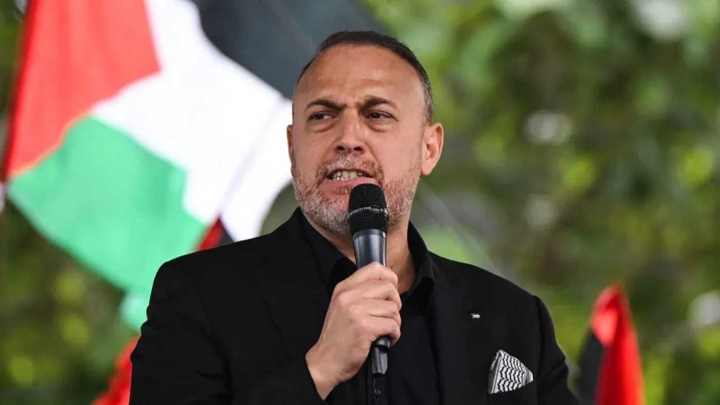 حسام زملط، سفير فلسطين في المملكة المتحدة، يتحدث أمام حشد خلال إعلانه عن ترشحه لعضوية اللجنة المركزية لحركة Fatah.