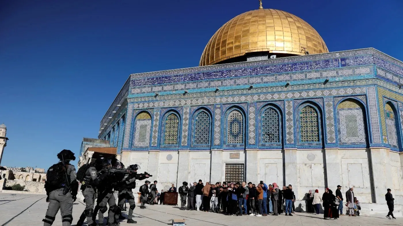 تظهر الصورة المسجد الأقصى مع وجود قوات أمنية إسرائيلية أمامه، حيث يتجمع المصلون في محيط الموقع، مما يعكس التوترات الحالية حول الوصاية الهاشمية.