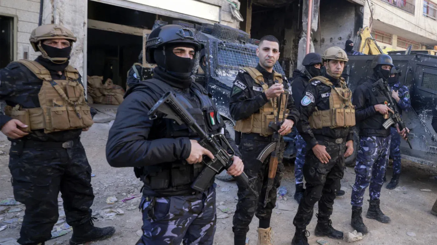 عناصر من قوات الأمن الفلسطينية في موقع عملياتي، يرتدون زيًا عسكريًا ويحملون أسلحة، في سياق تأمين المنطقة.
