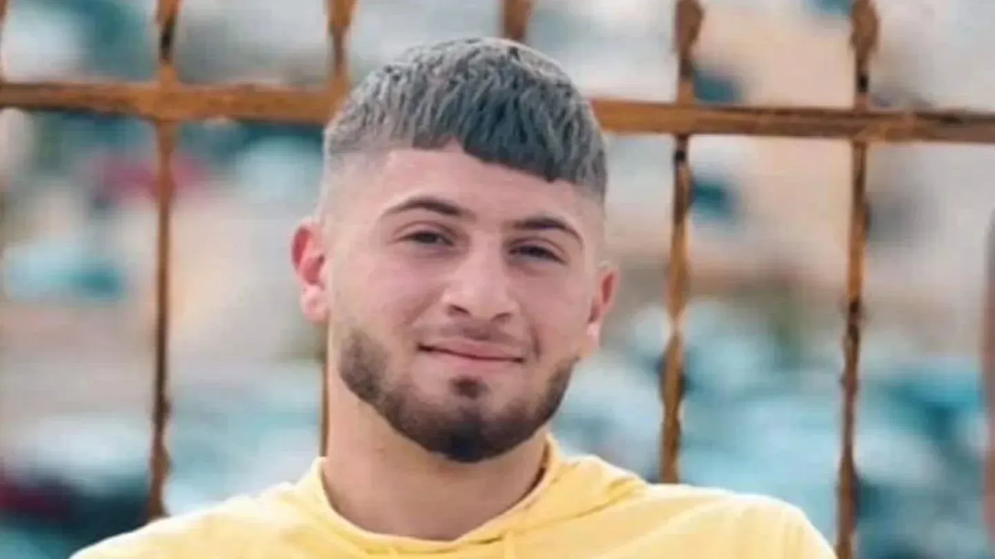صورة للشاب وليد خالد عبد الله أحمد (17 عاماً) الذي توفي في السجون الإسرائيلية بسبب سوء التغذية والجفاف، مما أثار انتقادات واسعة حول معاملة الأسرى الفلسطينيين.