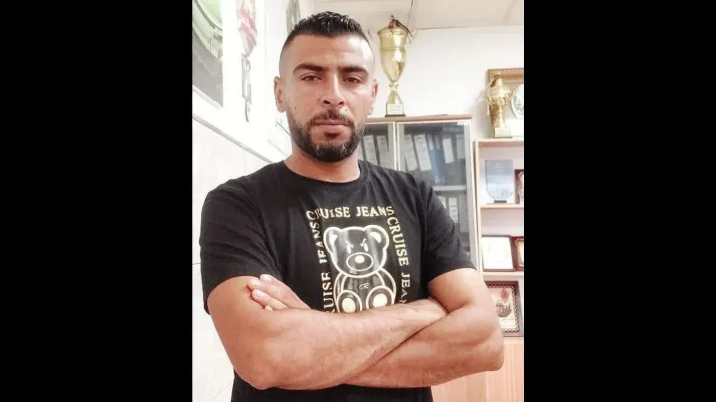 معتز محمود أبو زنيد، أسير فلسطيني، متجهم الوجه، يعبر عن معاناته بعد وفاته نتيجة الإهمال الطبي في السجون الإسرائيلية.