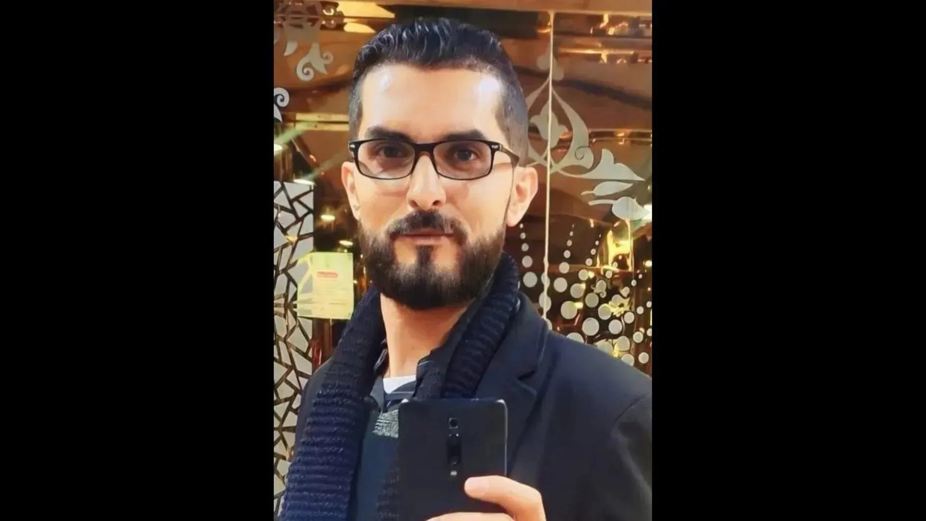 تظهر الصورة الصحفي الفلسطيني أحمد منصور، الذي توفي متأثراً بجراحه بعد هجوم إسرائيلي على خيمة للصحفيين في خان يونس.