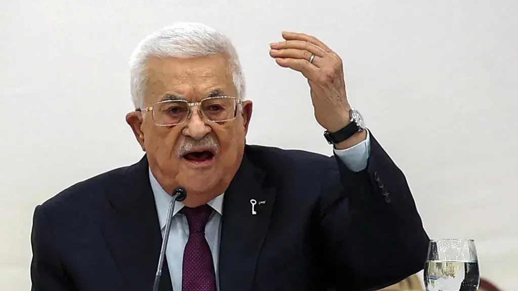 محمود عباس يتحدث في جلسة المجلس المركزي لمنظمة التحرير الفلسطينية، محذرًا حماس من الاستمرار في احتجاز الأسرى وداعيًا لإطلاق سراحهم.